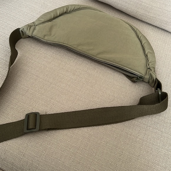 CROSSBODY Sling Bag (NWOT) - Picture 7 of 7